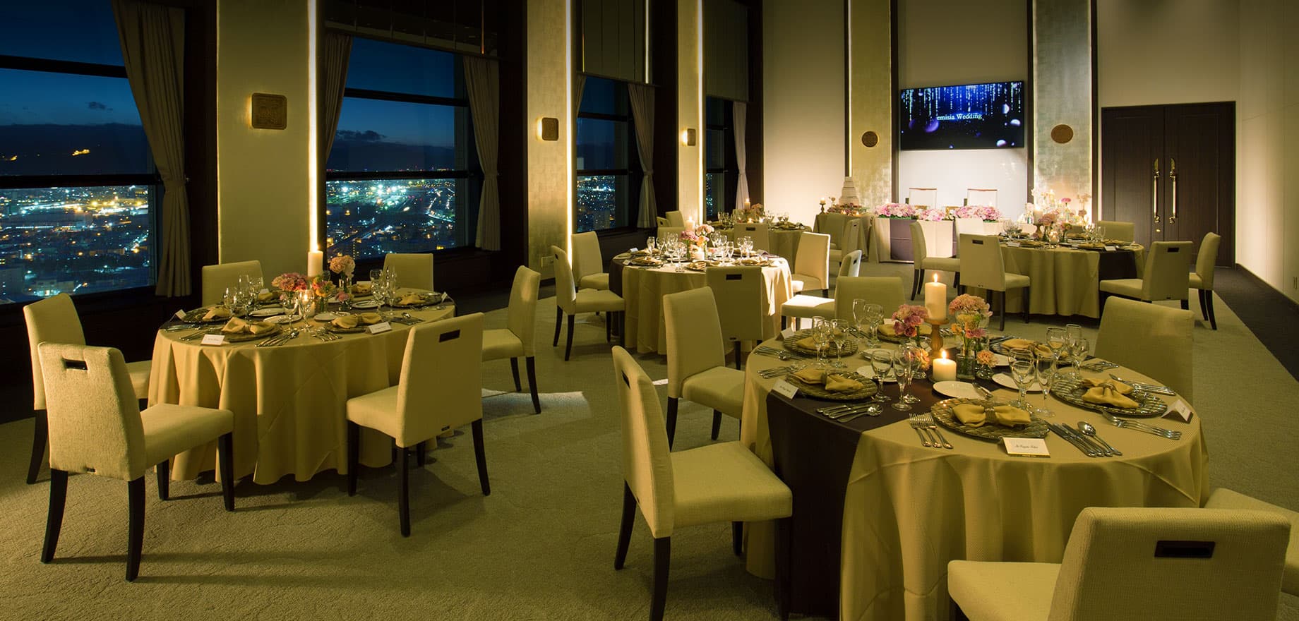 きらびやかな夜景を背景に幸せを分かち合う空間