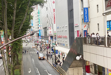 You will find a rare-to-find outdoor escalator. Take it down to Kitaguchi Odori Main Street.